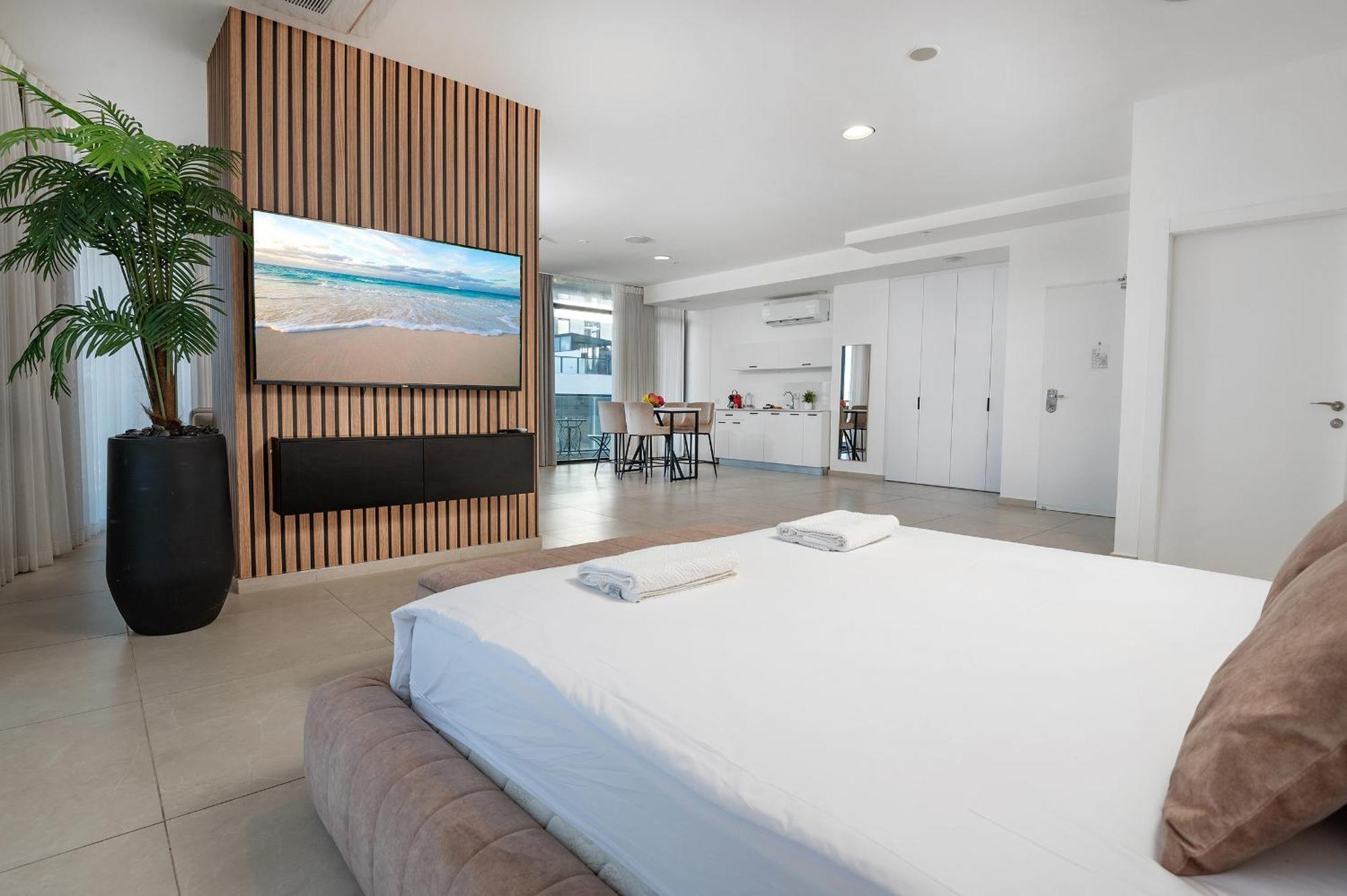 Hi-Yam Seaview Apartments & Suites - יש ממ"ד Bat Yam Habitación foto
